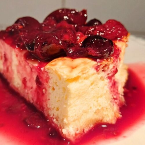 Cottage cheese cake with berry compote