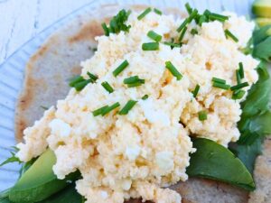 Scrambled eggs with cottage cheese and chives