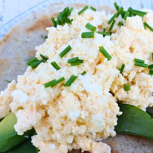 Scrambled eggs with cottage cheese and chives