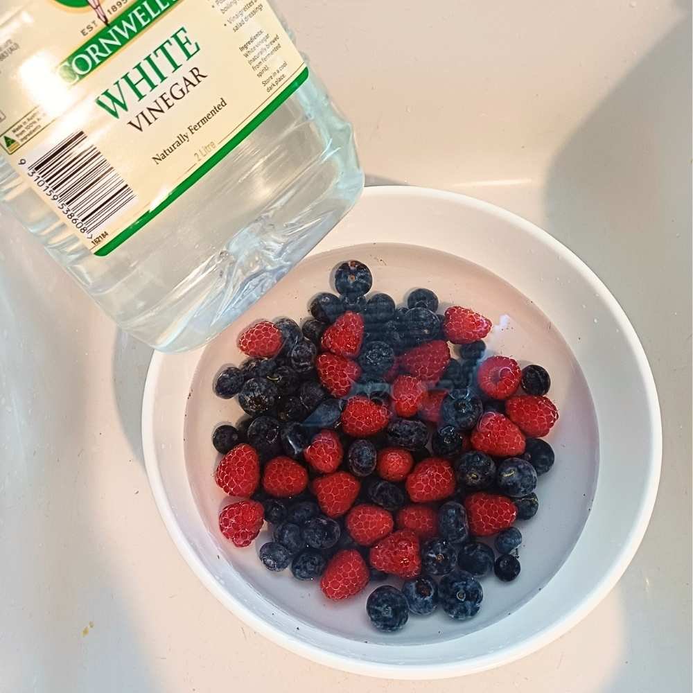 Washing berries in vinegar water dilution