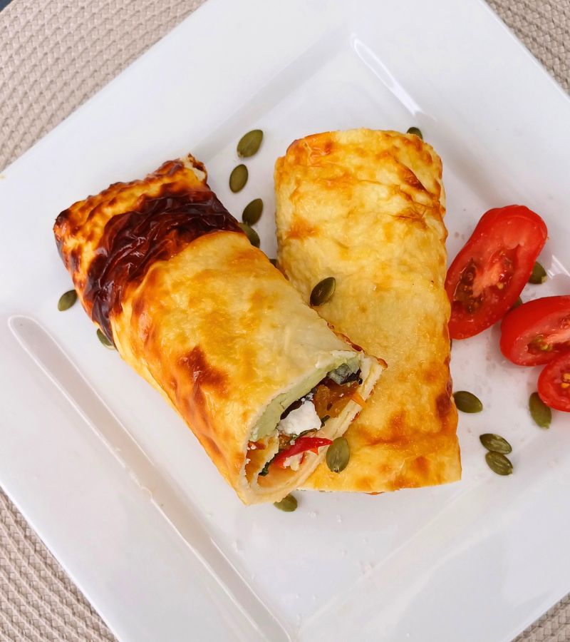 Cottage cheese flatbread with vegetarian filling