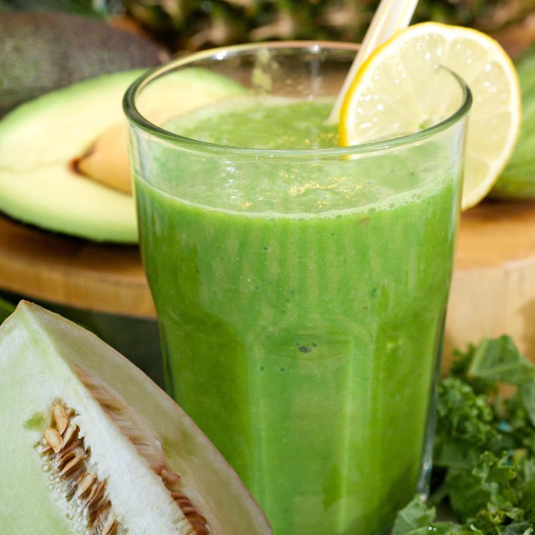 Green kale smoothie recipe with fruit