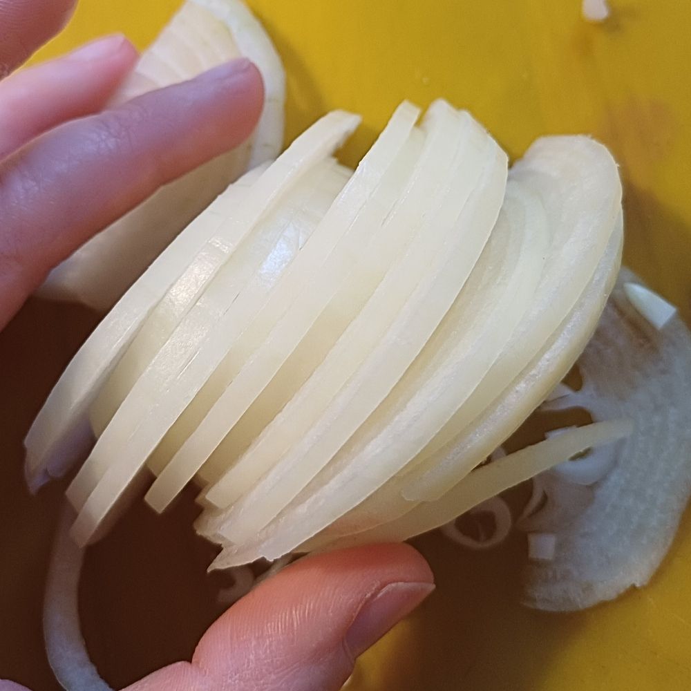 Thinly sliced white onion