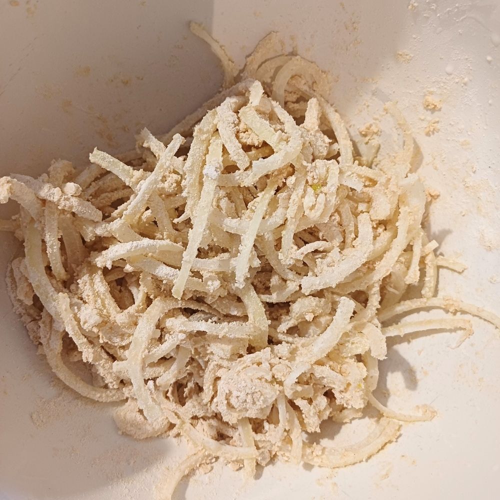 Coating sliced onions in flour