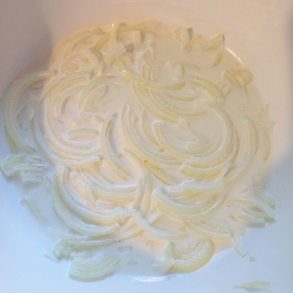 Soaking sliced white onions in buttermilk or milk