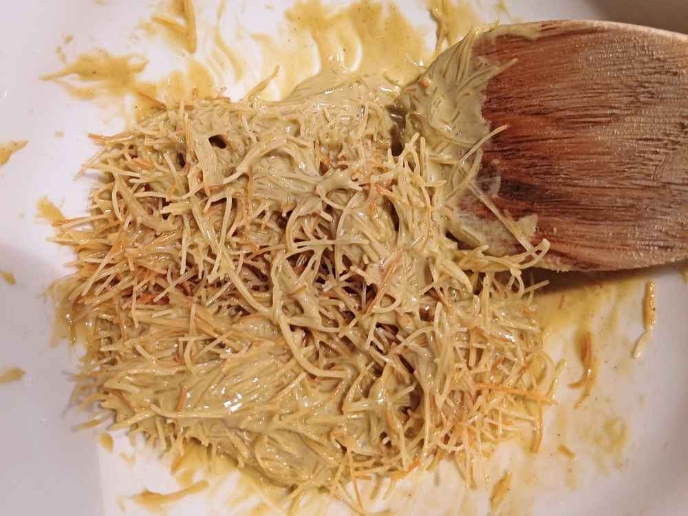 Mixing pistachio cream and toasted kataifi together