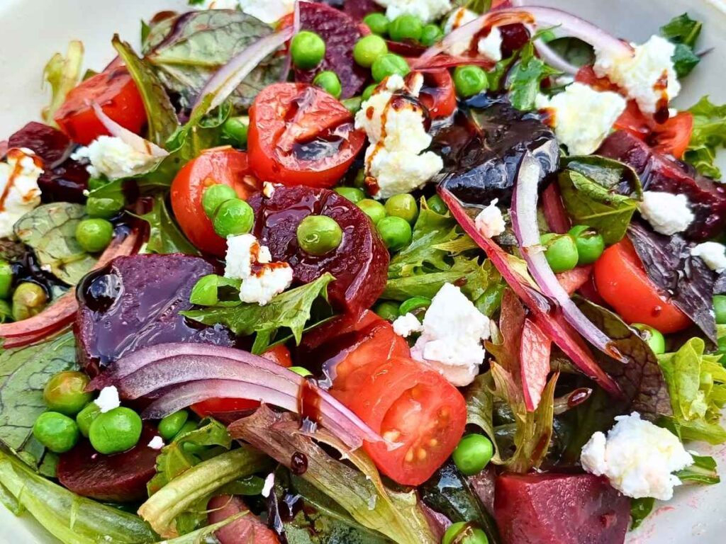 Beet salad with goat cheese, spring mix, green peas and cherry tomatos