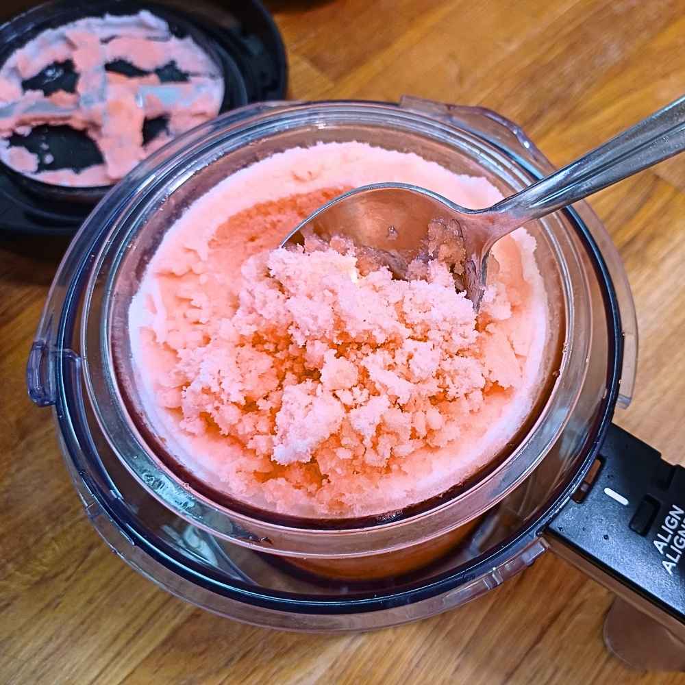 Crumbly sorbet texture