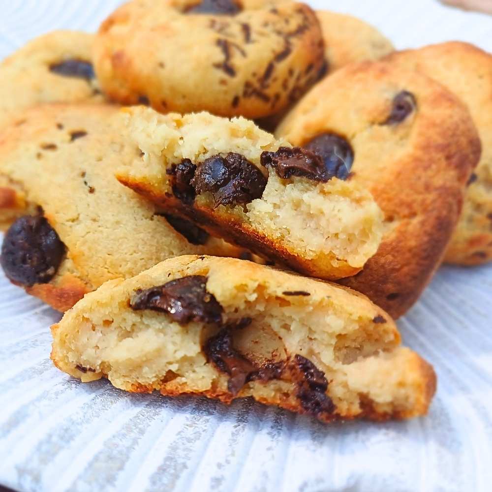 Almond flour and cottage cheese cookies with chocolate chips