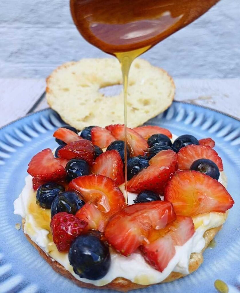 Cottage cheese bagel with berries